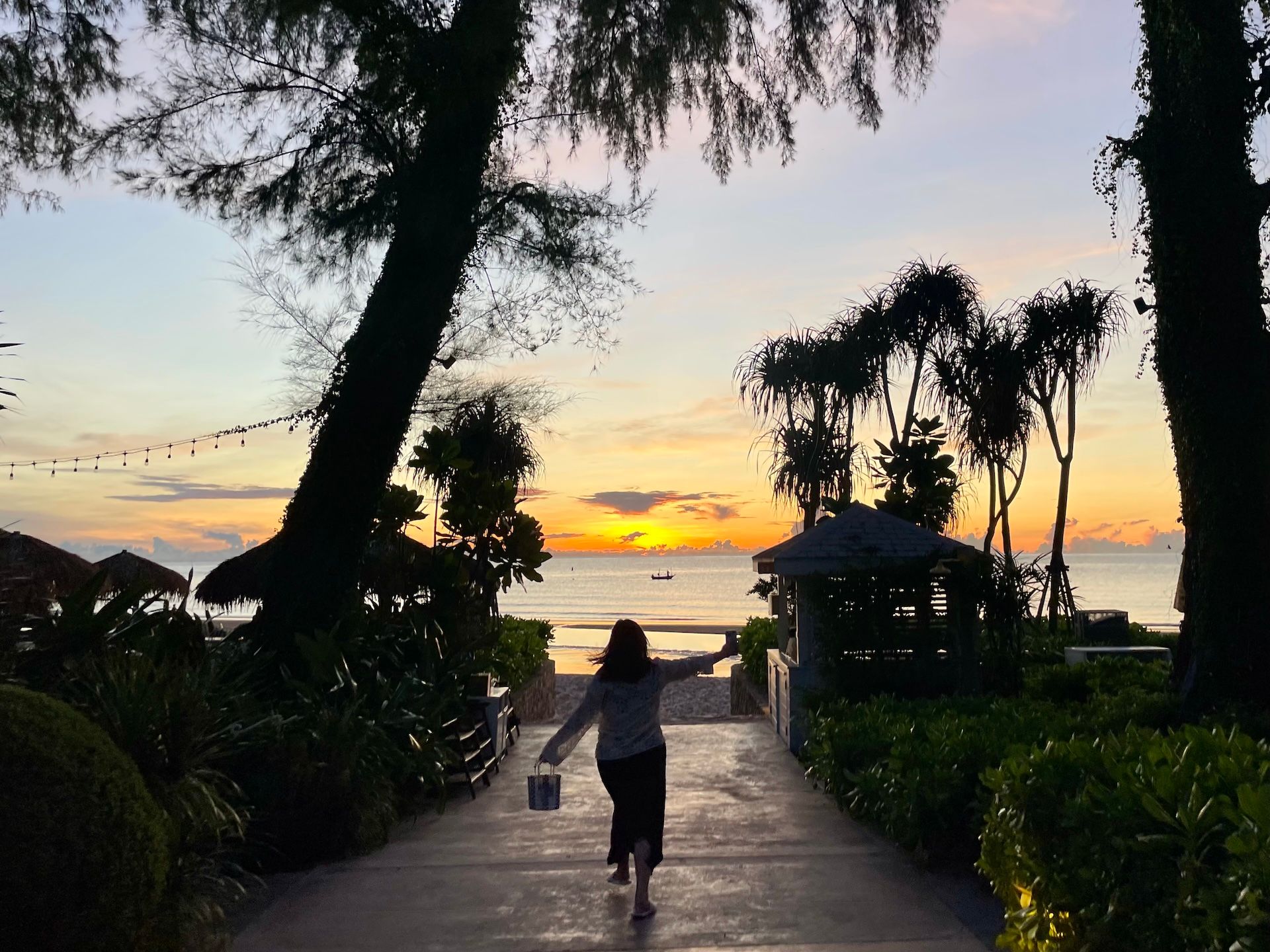 华欣，早上 6 点去酒店外的海滩看日出